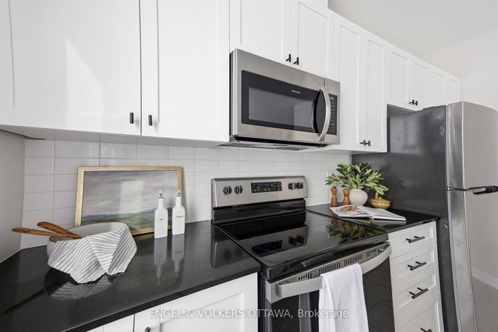 Photo 10 at 302 Canadensis Lane, Nepean (Half Moon Bay), Ottawa