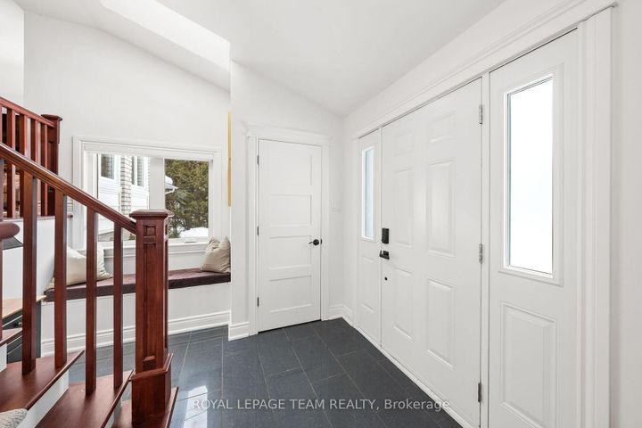 Photo 4 at 28 Maplehill Way, Nepean (Manotick Village & Manotick Estates), Ottawa