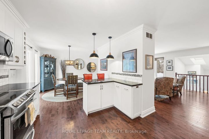 Photo 12 at 28 Maplehill Way, Nepean (Manotick Village & Manotick Estates), Ottawa