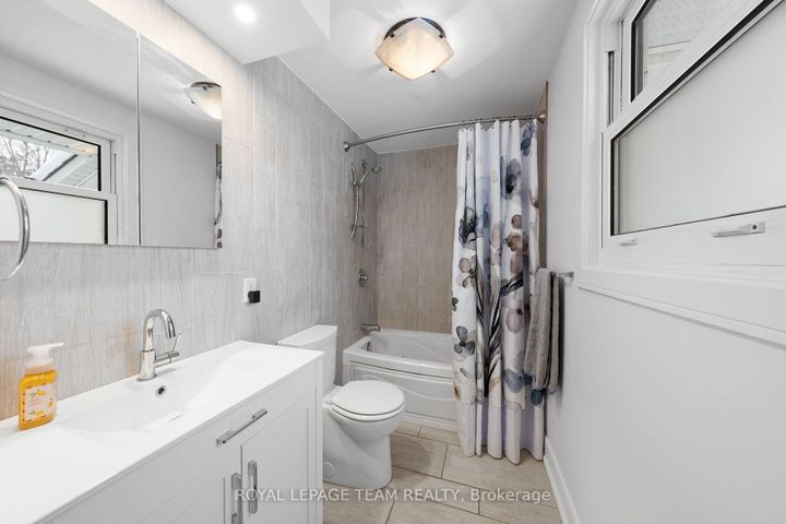 Photo 21 at 28 Maplehill Way, Nepean (Manotick Village & Manotick Estates), Ottawa