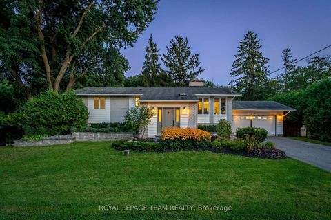 Photo 1 at 28 Maplehill Way, Nepean (Manotick Village & Manotick Estates), Ottawa