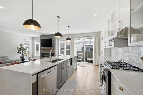 Photo 4 at 274 Shinleaf Crescent, Mer Bleue/Bradley Estates/Anderson Park, Orleans