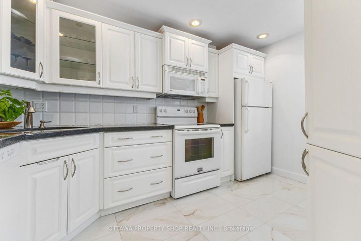 Photo 4 at D - 20 Benlea Drive, Nepean (Tanglewood), Ottawa
