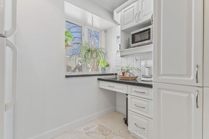 Photo 5 at D - 20 Benlea Drive, Nepean (Tanglewood), Ottawa