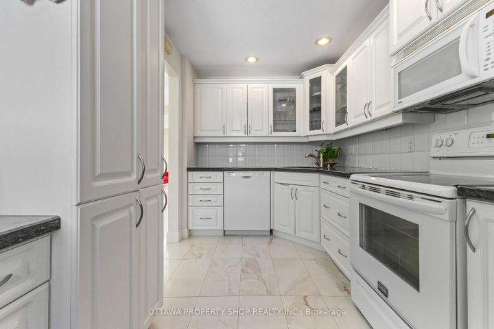 Photo 6 at D - 20 Benlea Drive, Nepean (Tanglewood), Ottawa