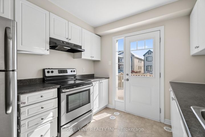 Photo 12 at 330 Sweet Grass Circle, Nepean (Half Moon Bay), Ottawa