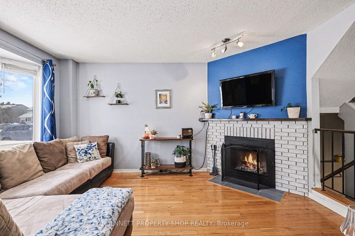 Photo 4 at 4 Bartley Crescent, Nepean (On the Green), Ottawa