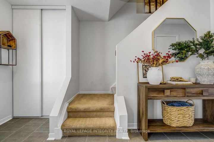 Photo 5 at 318 Dalehurst Drive, Nepean (Tanglewood), Ottawa