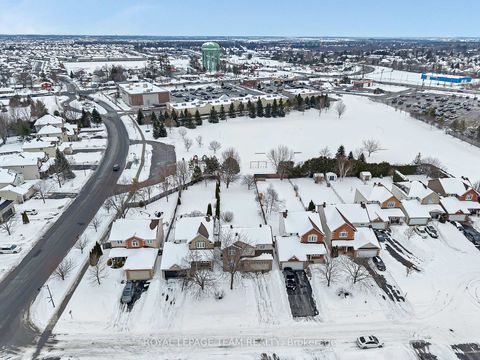 Photo 2 at 5 Sundew Court W, Stittsville (North), Stittsville