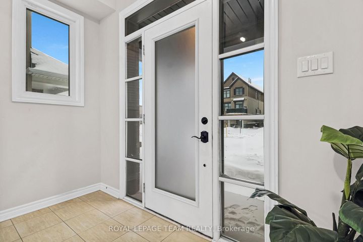 Photo 1 at 918 Kilbirnie Drive, Nepean (Half Moon Bay), Ottawa