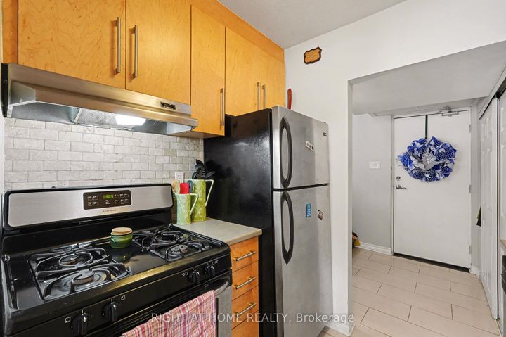 Photo 12 at 121 - 12 CORKSTOWN Road, Nepean (Lakeview Park), Ottawa