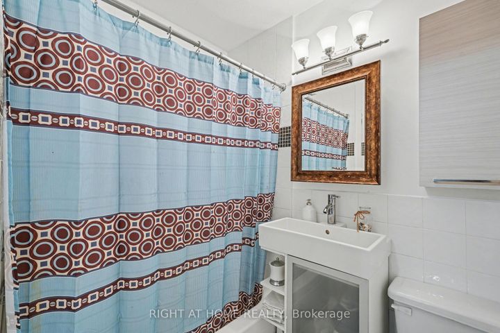 Photo 19 at 121 - 12 CORKSTOWN Road, Nepean (Lakeview Park), Ottawa