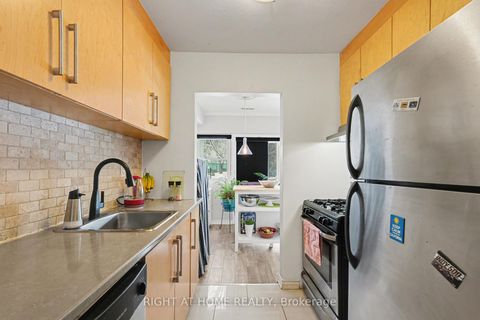 Photo 11 at 121 - 12 CORKSTOWN Road, Nepean (Lakeview Park), Ottawa