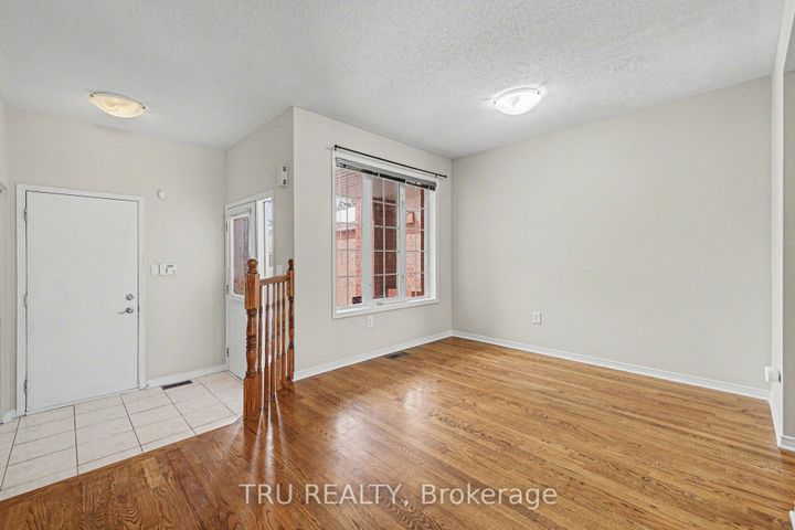 Photo 2 at 37 Daventry Crescent, Nepean (Longfields), Ottawa