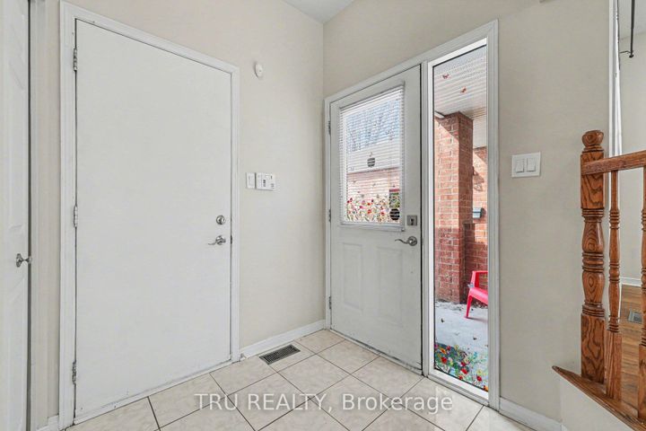 Photo 3 at 37 Daventry Crescent, Nepean (Longfields), Ottawa