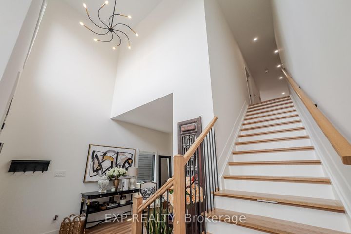 Photo 3 at 12 Viewmount Drive, Nepean (Meadowlands/Crestview), Ottawa