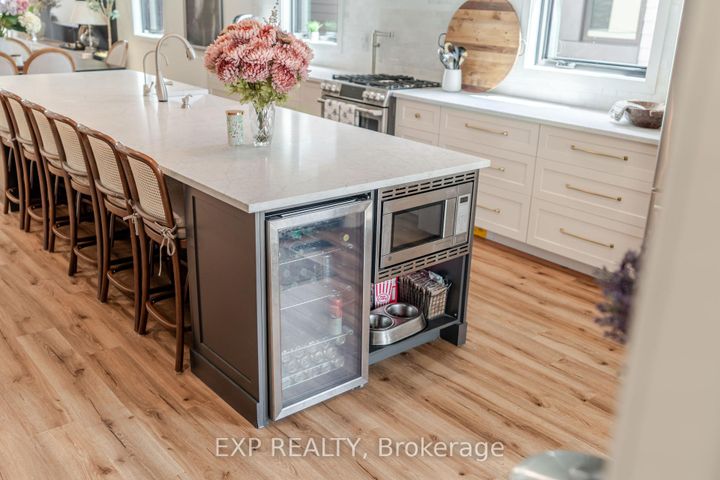 Photo 5 at 12 Viewmount Drive, Nepean (Meadowlands/Crestview), Ottawa