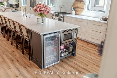 Photo 5 at 12 Viewmount Drive, Nepean (Meadowlands/Crestview), Ottawa