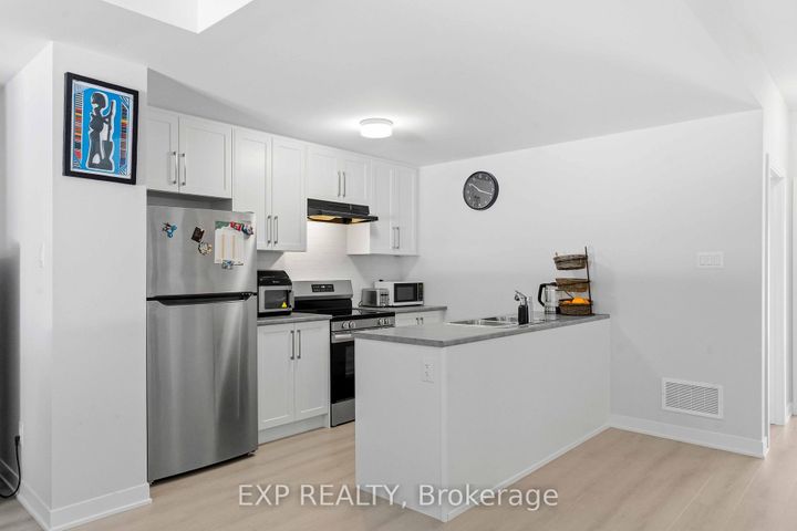 Photo 7 at 116 Parnian Private, Nepean (Half Moon Bay), Ottawa