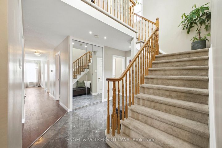 Photo 2 at 14 Gamma Court, Nepean (Heritage Park), Ottawa