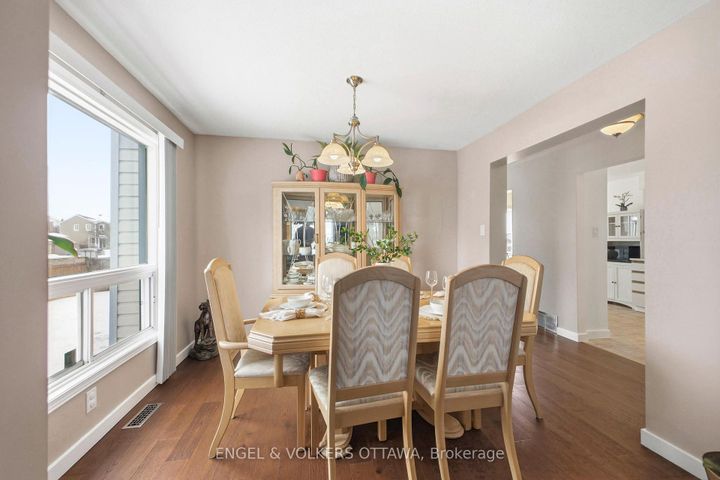 Photo 4 at 14 Gamma Court, Nepean (Heritage Park), Ottawa