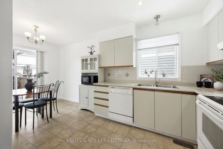 Photo 8 at 14 Gamma Court, Nepean (Heritage Park), Ottawa