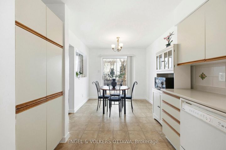 Photo 9 at 14 Gamma Court, Nepean (Heritage Park), Ottawa