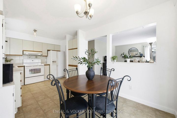 Photo 10 at 14 Gamma Court, Nepean (Heritage Park), Ottawa