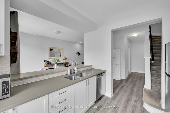 Photo 10 at 738 Chromite Private, Nepean (Heritage Park), Ottawa