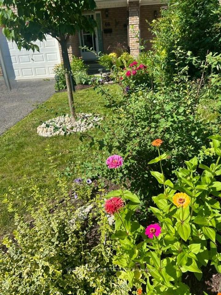 Photo 2 at 66 Hummingbird Crescent, Nepean (Cedargrove/Fraserdale), Ottawa