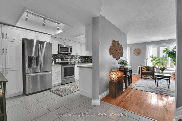 Photo 6 at 66 Hummingbird Crescent, Nepean (Cedargrove/Fraserdale), Ottawa