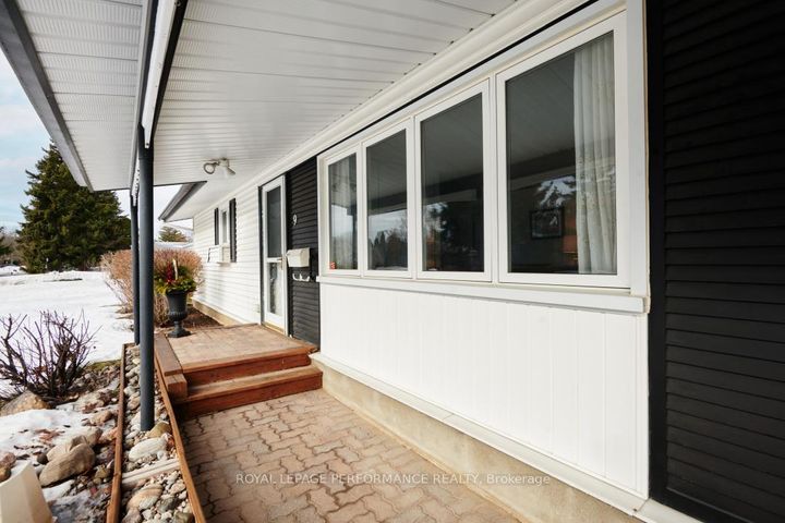 Photo 2 at 9 Kilmory Crescent, Nepean (Borden Farm/Stewart Farm/Carleton Heights/Parkwood Hills), Ottawa