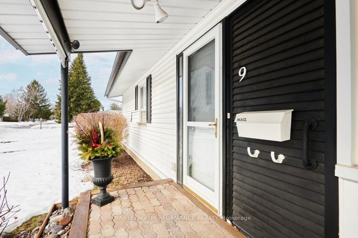 Photo 3 at 9 Kilmory Crescent, Nepean (Borden Farm/Stewart Farm/Carleton Heights/Parkwood Hills), Ottawa