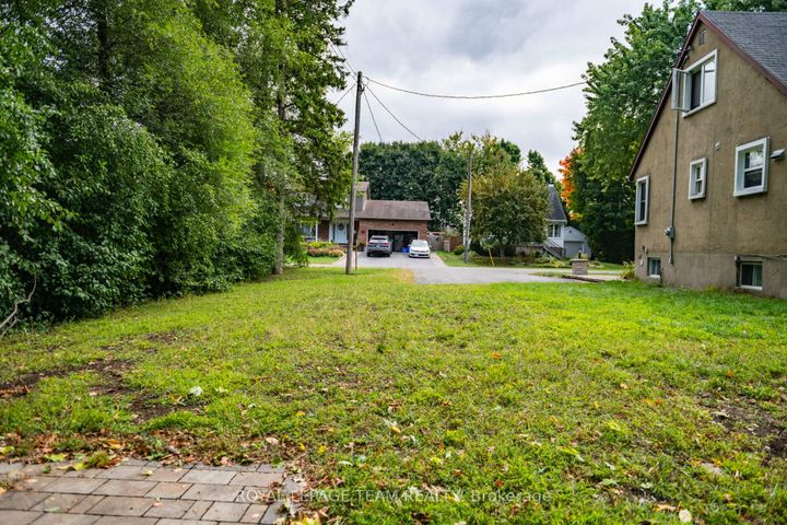 Photo 3 at 7 Tower Road, Nepean (Meadowlands/St. Claire Gardens), Ottawa