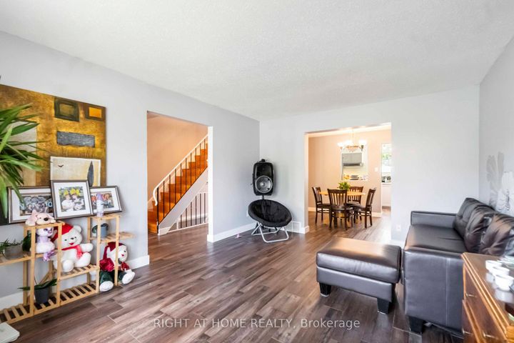 Photo 5 at 3 - 21 Midland Crescent, Nepean (Arlington Woods), Ottawa