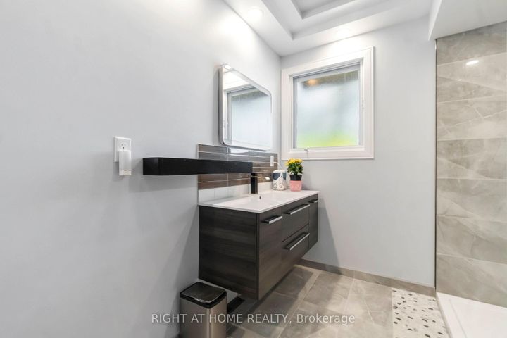 Photo 11 at 3 - 21 Midland Crescent, Nepean (Arlington Woods), Ottawa