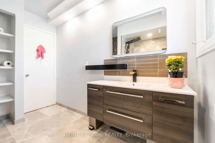 Photo 13 at 3 - 21 Midland Crescent, Nepean (Arlington Woods), Ottawa