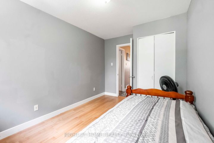 Photo 16 at 3 - 21 Midland Crescent, Nepean (Arlington Woods), Ottawa