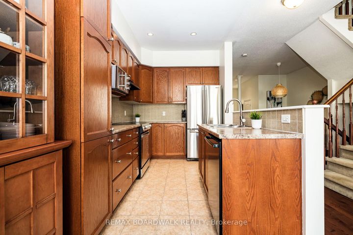 Photo 10 at 29 Madelon Drive, Nepean (Longfields), Ottawa