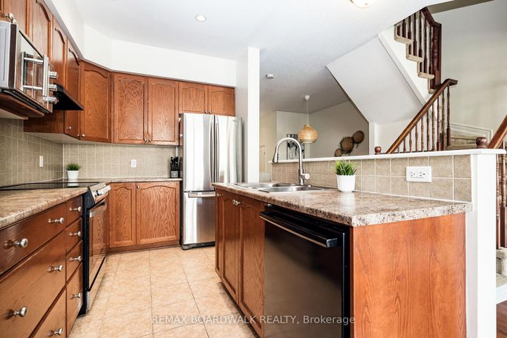 Photo 11 at 29 Madelon Drive, Nepean (Longfields), Ottawa