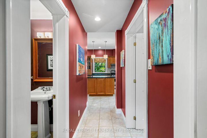 Photo 14 at 1601 Apeldoorn Avenue, Nepean (Carleton Heights), Ottawa