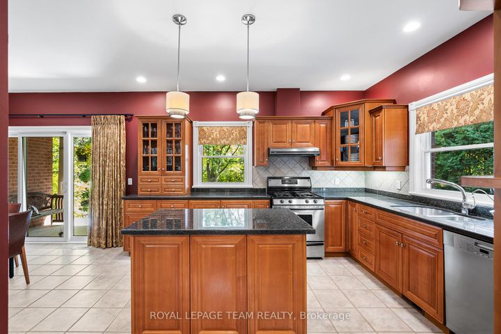 Photo 17 at 1601 Apeldoorn Avenue, Nepean (Carleton Heights), Ottawa