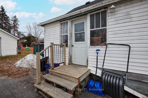 Photo 2 at 93 Queen Street, SMITHS FALLS, Smiths Falls