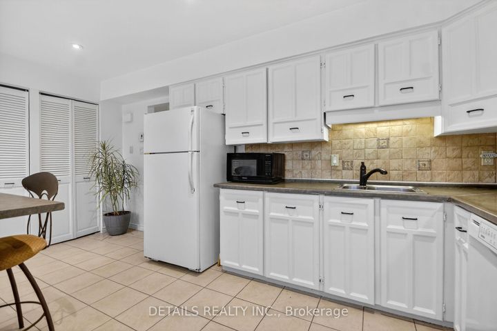 Photo 7 at 5 - 40 Appleby Private, Nepean (Carleton Heights), Ottawa