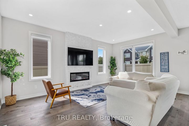 Photo 11 at 20 Coppermine Street, Nepean (Heritage Park), Ottawa