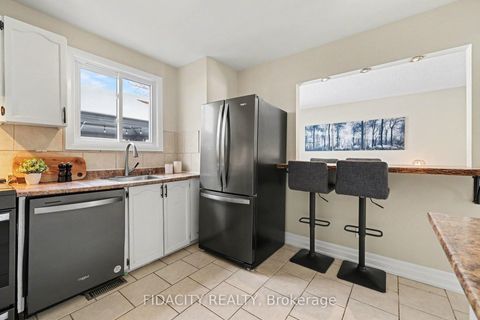 Photo 11 at 28 Glamorgan Drive, Glencairn/Hazeldean, Kanata