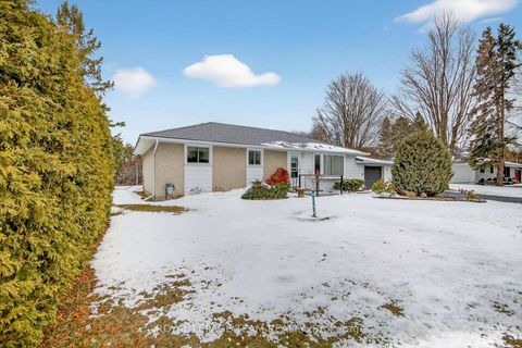 Photo 1 at 15 Savage Drive, Stittsville (Central), Stittsville