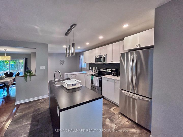 Photo 4 at 18 Forest Park Avenue, Nepean (City View/Skyline/Fisher Heights/Parkwood Hills), Ottawa