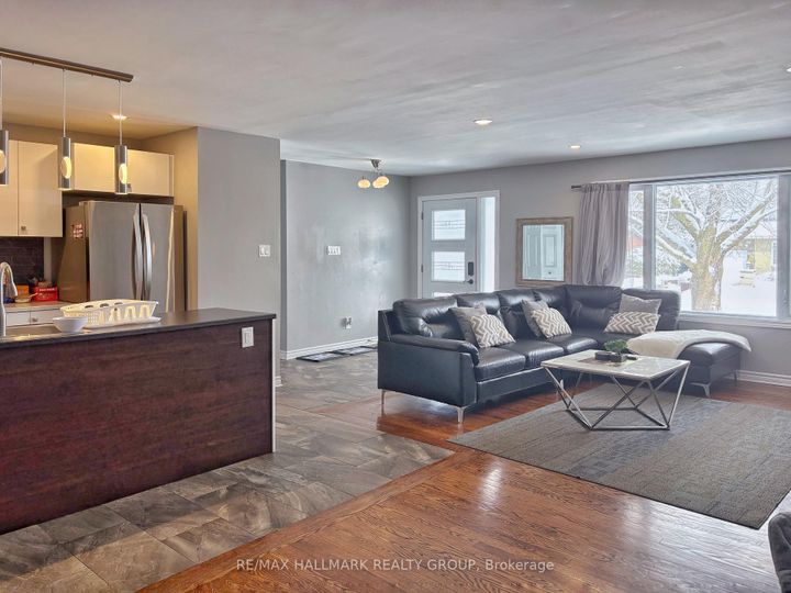 Photo 9 at 18 Forest Park Avenue, Nepean (City View/Skyline/Fisher Heights/Parkwood Hills), Ottawa