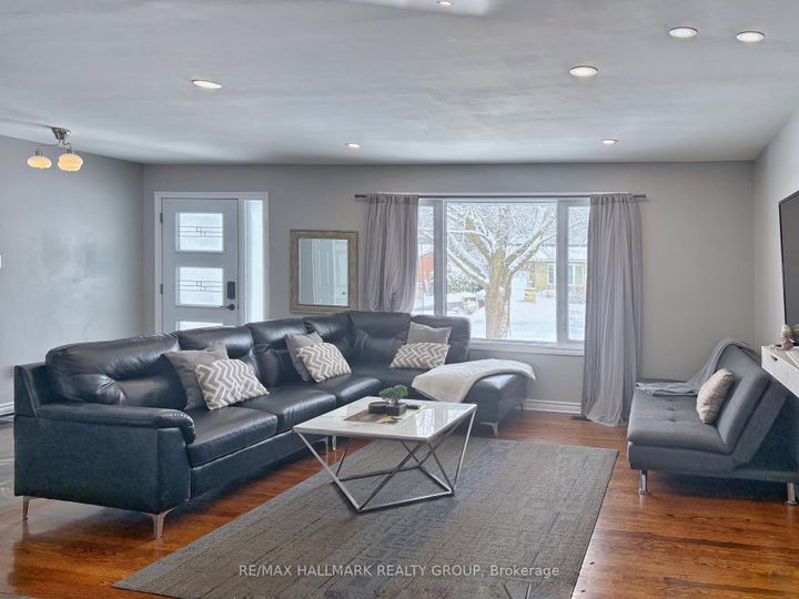 Photo 10 at 18 Forest Park Avenue, Nepean (City View/Skyline/Fisher Heights/Parkwood Hills), Ottawa